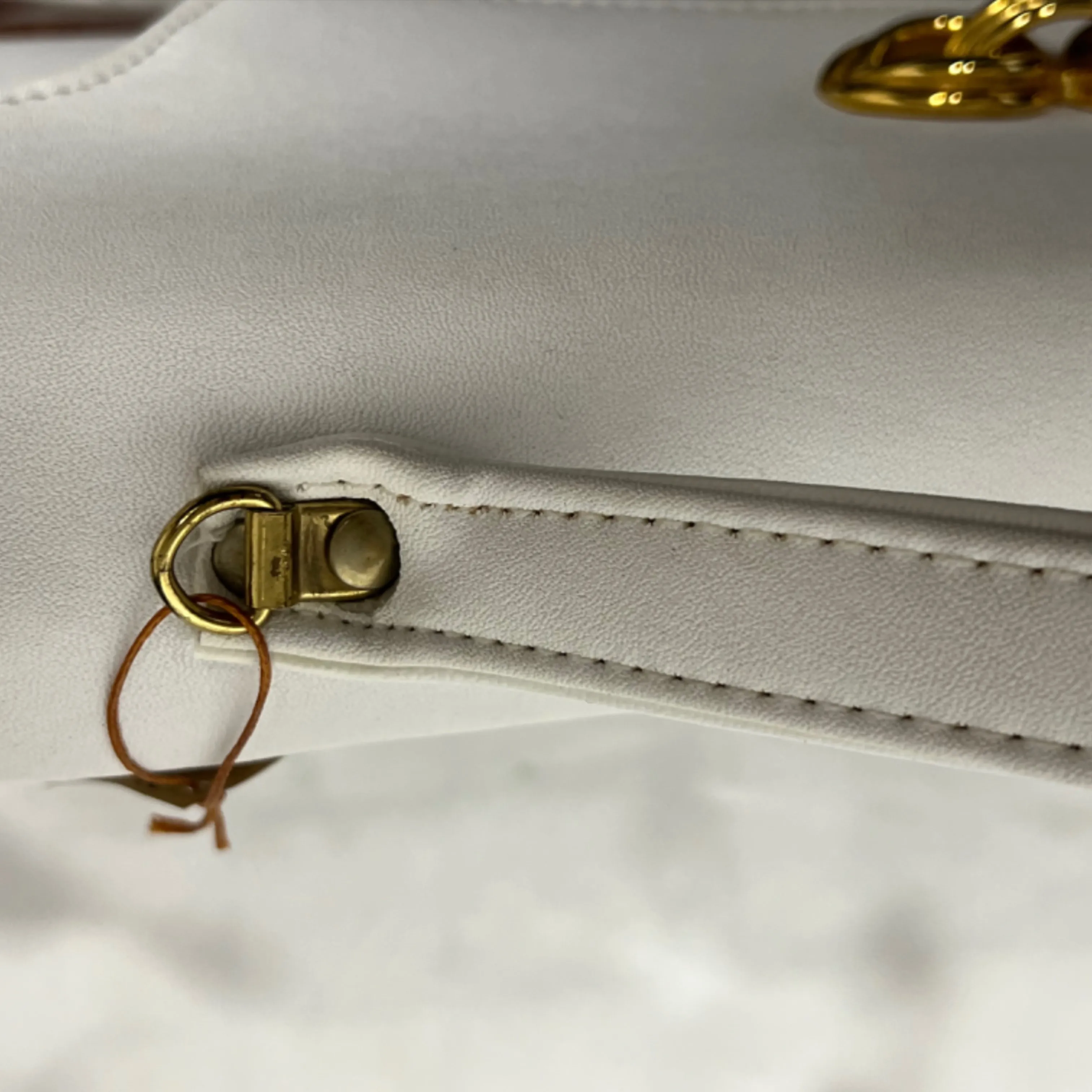 Joli Sac coupe Hobo en cuir synthétique, de couleur blanche avec les coins en cuir synthétique grainé - jolie boucle sur le raba